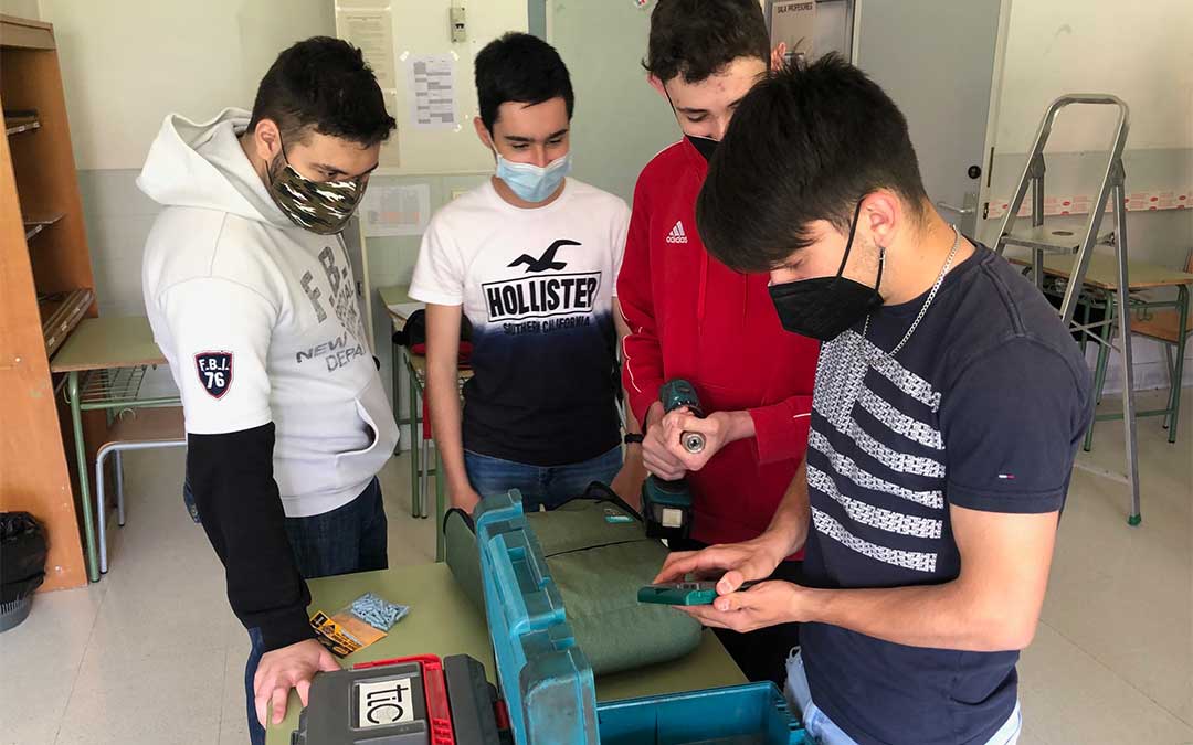 Alumnos de 1º del grado medio de Sistemas Microinformáticos y Redes del CPIFP Bajo Aragón remodelan la clase de sus compañeros de FPB./ CPIFP Bajo Aragón