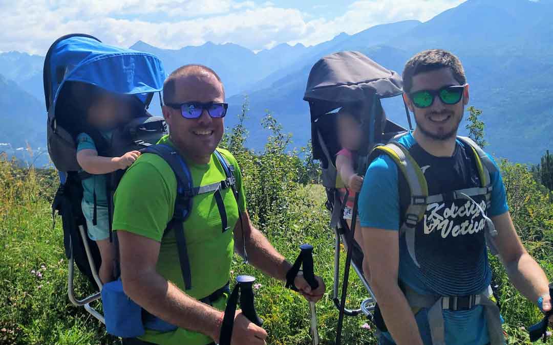Domingo y Alberto catalogando una de las rutas e inculcándo a sus hijos desde pequeños los beneficios del deporte/ L. C.