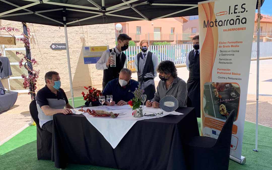 La renovación del convenio tuvo lugar el jueves en las instalaciones de hostelería del IES Matarraña.