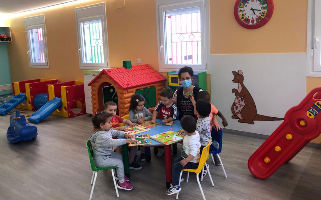 Siete niños de entre 0 y 3 años acuden al nuevo Aula Canguro de Chiprana./ Ayto. Chiprana