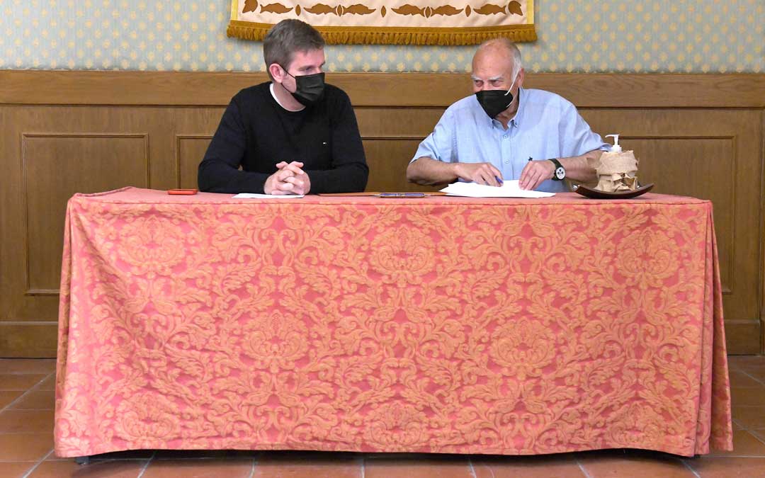 El alcalde Urquizu junto con el presidente del Alcañiz, Miguel Ángel Domingo / Ayto.