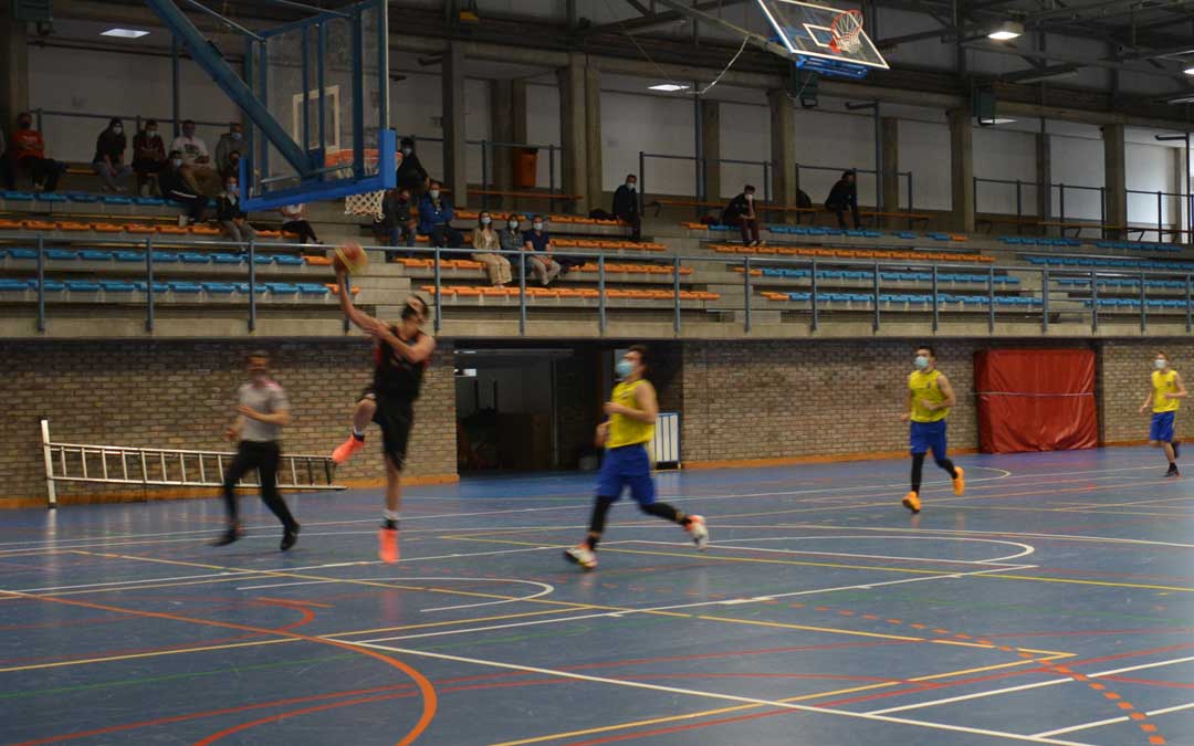 Uno de los ataques del equipo local ante la cesta visitante. Foto: I.M.