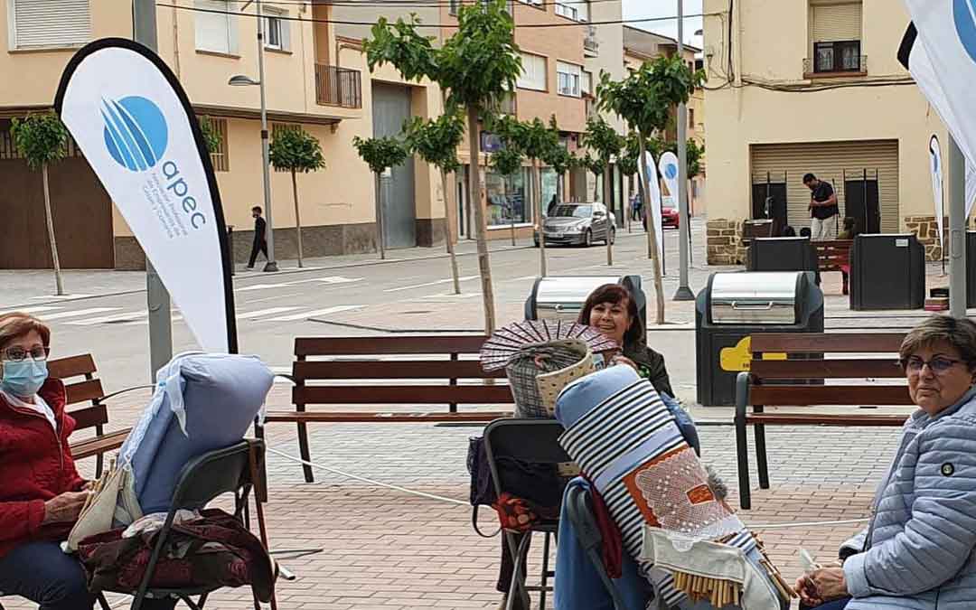 Bolilleras de la Asociación de la Mujer Caspolina en una de las calles de la ciudad. Foto: Facebook APEC