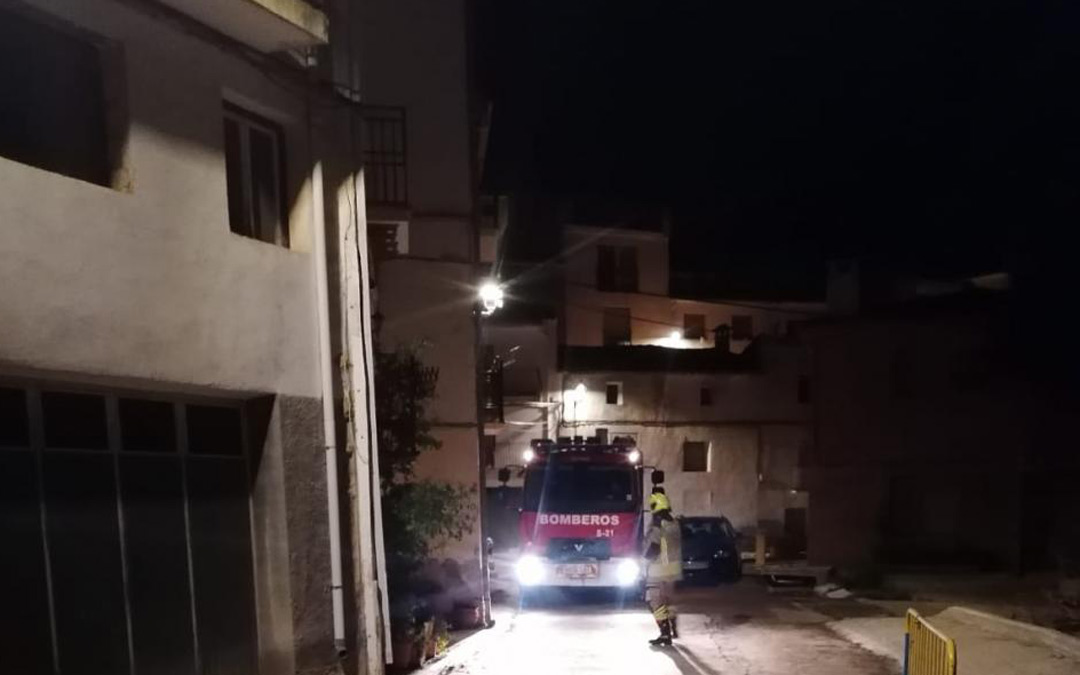 Los bomberos acudieron a sofocar el fuego desatado en la tubería que canaliza el agua de la acequia. / HERALDO