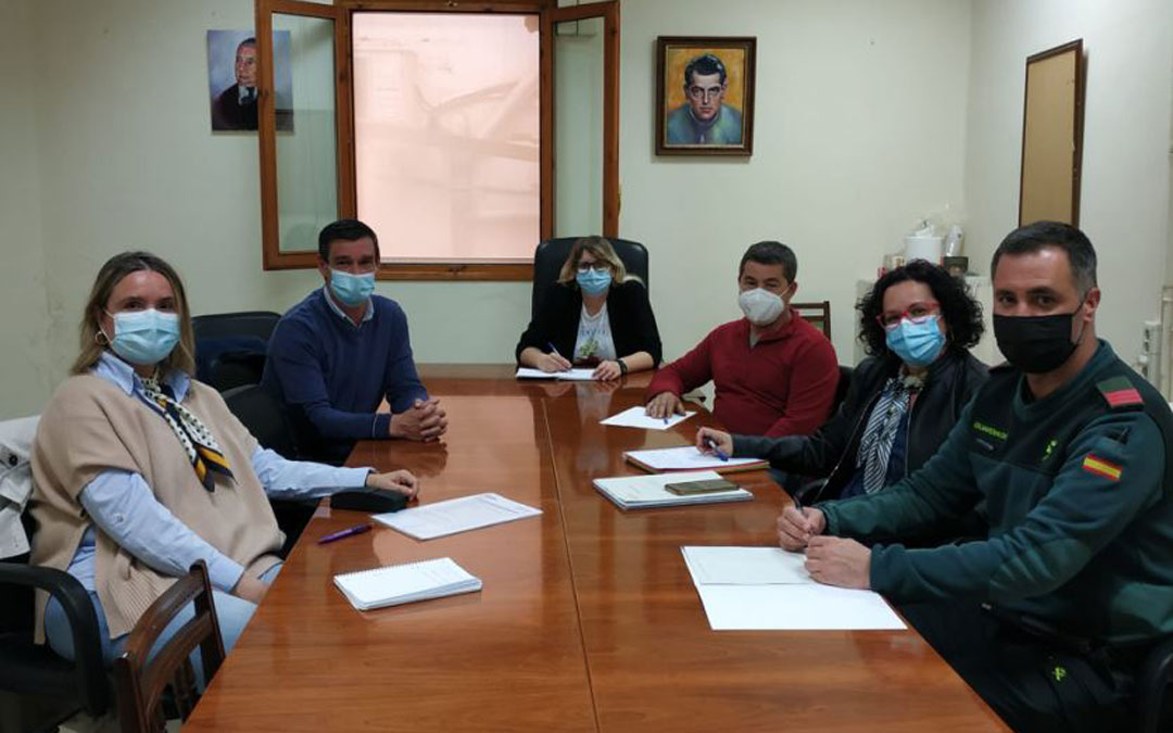 Reunión de Comarca del Bajo Aragón, Ayuntamiento de Calanda, Centro de Salud y Guardia Civil para la campaña frutícola. / Comarca Bajo Aragón