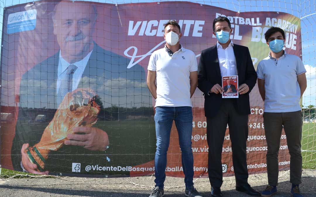 En la presentación se ha contado con el alcalde de Calanda, Alberto Herrero, con el concejal de deportes, Óscar Luengo y con Antonio Palos, directivo del C.D.Calanda. Foto: J.V.