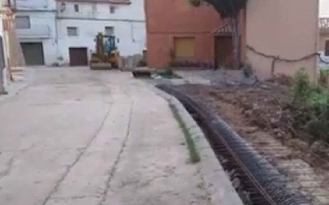 Imagen de las obras de cubrimiento de la acequia en Cañizar del Olivar./Heraldo.es