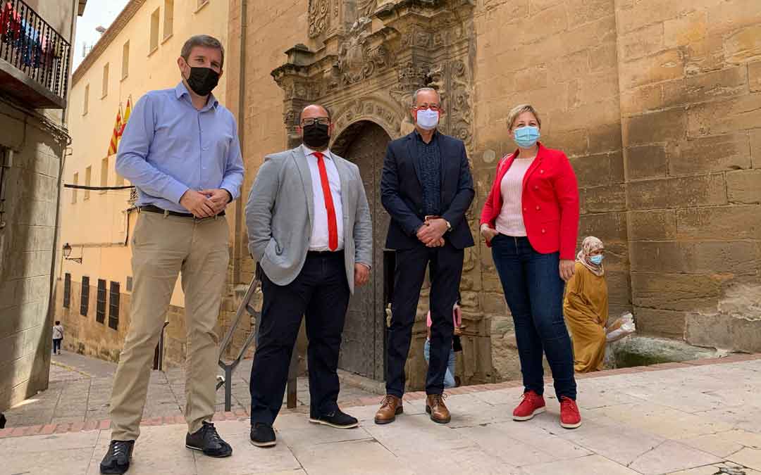 El alcalde de Alcañiz, Ignacio Urquizu, el vicepresidente de DPT, Alberto Izquierdo, el secretario de la cofradía del Carmen, Vicente Dobato y la concejal y diputada provincial, Berta Zapater, ayer en la fachada de la iglesia. / LA COMARCA