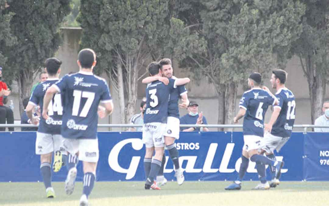 El gol de Diego Moreno, segundo de la tarde, certificaba la victoria del CD Caspe sobre el Alcañiz CF el domingo. / ERIKA MARTÍNEZ