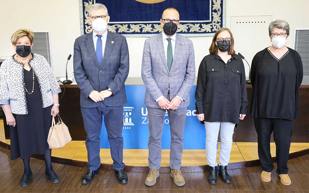 Marisol Barrera (viuda de Gonzalo Borrás), José Antonio Mayoral (rector de la Universidad de Zaragoza), Felipe Faci (consejero de Educación, Cultura y Deportes del Gobierno de Aragón), Beatriz Borrás (hija de Gonzalo Borrás) y María Sancho Abarca Menjón (Directora general de Patrimonio Cultural del Gobierno de Aragón)./ Universidad de Zaragoza