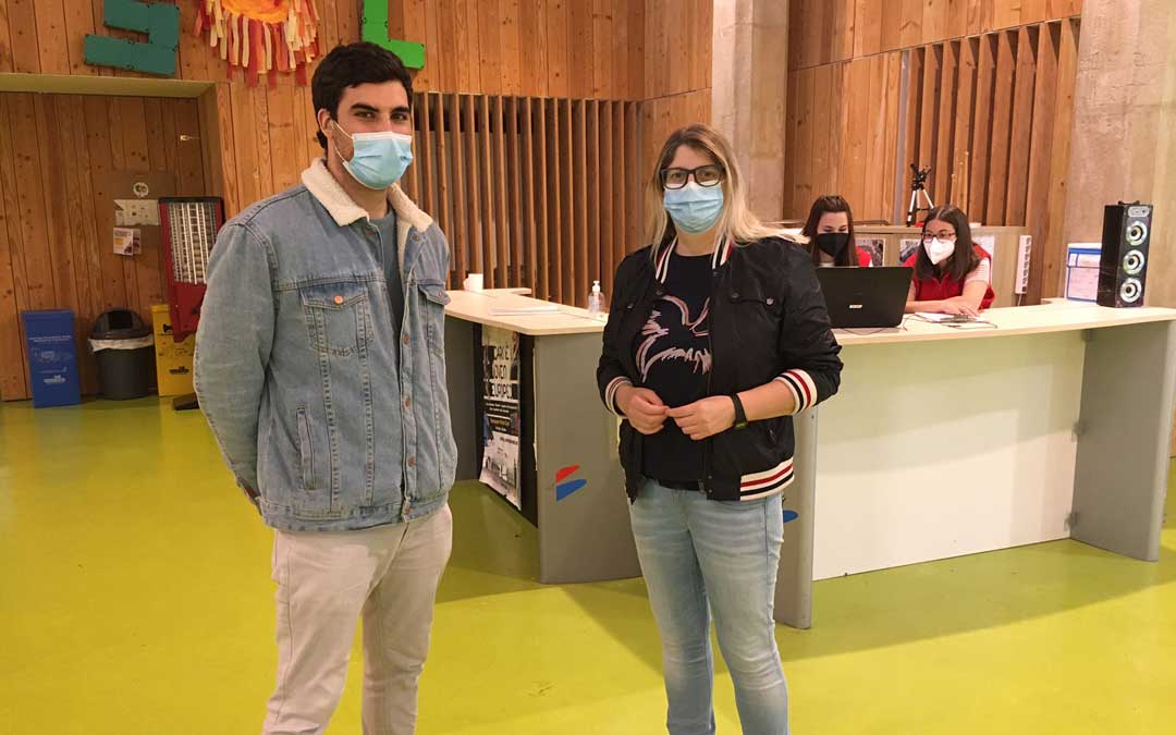 La concejala delegada de Infancia y Juventud, Susana Mene, junto al docente del Taller, Juan A. Peñalver, en el Centro Joven alcañizano / Ayto. Alcañiz