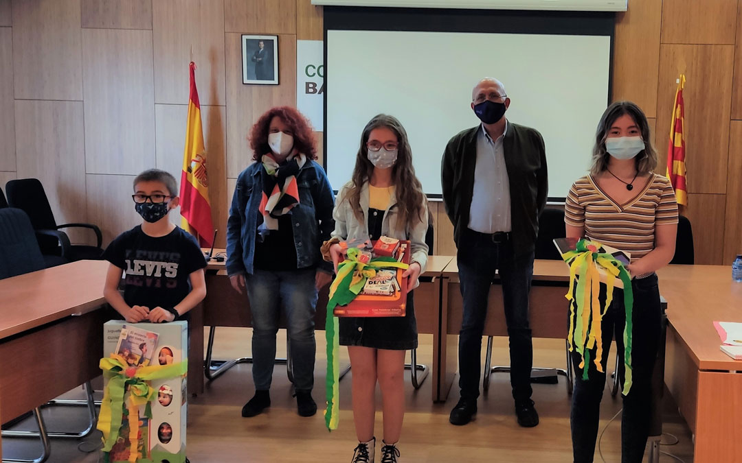 Entrega de premios a Adrián Muñoz, Raquel Pequerul y Jéssica Lópes en la sede de la Comarca del Bajo Martín en un acto presidido por el presidente, Narciso Pérez; y la consejera de Juventud, Ana Guevara. / Juventud Bajo Martín