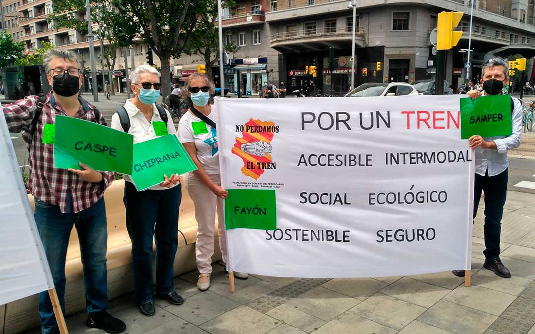Vecinos del Bajo Aragón-Caspe y Bajo Martín en la concentración a favor del tren celebrada a las puertas de la estación zaragozana de Goya./ I.G.