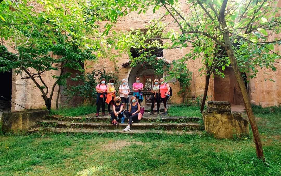 Uno de los grupos de senderistas en el interior del santuario.