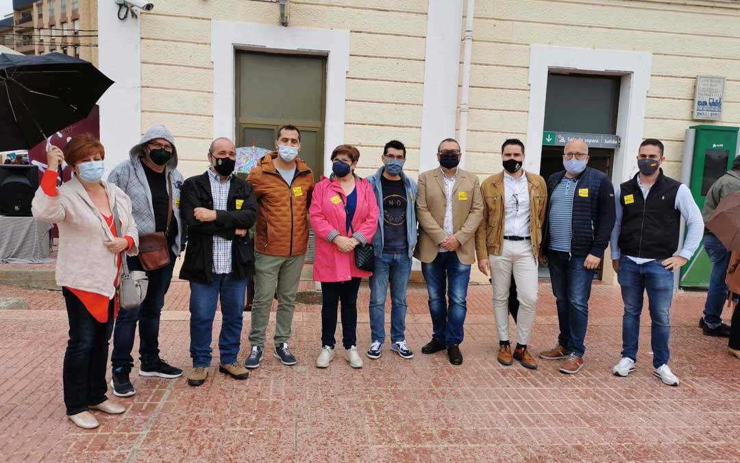 La corporación municipal de Caspe el domingo en la concentración por el tren / Ayto. Alcañiz