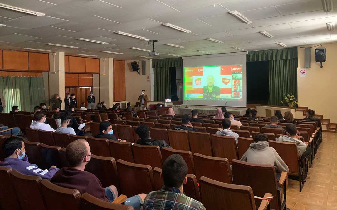 Los alumnos del CPIFP Bajo Aragón de Alcañiz se han reunido en el salón de actos del instituto para participar en el foro virtual / CPIFP Bajo Aragón