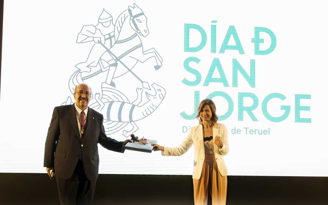 El presidente de la Diputación de Teruel, Manuel Rando; hizo entrega de un detalle a Eva Defior, premio Periodismo Local 2021 / DPT