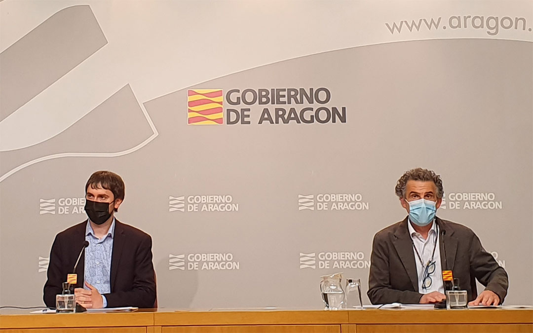 Rueda de prensa del director gerente del IAJ, Adrián Gimeno, que ha estado acompañado por el director general de Salud Pública, Francisco Javier Falo./DGA