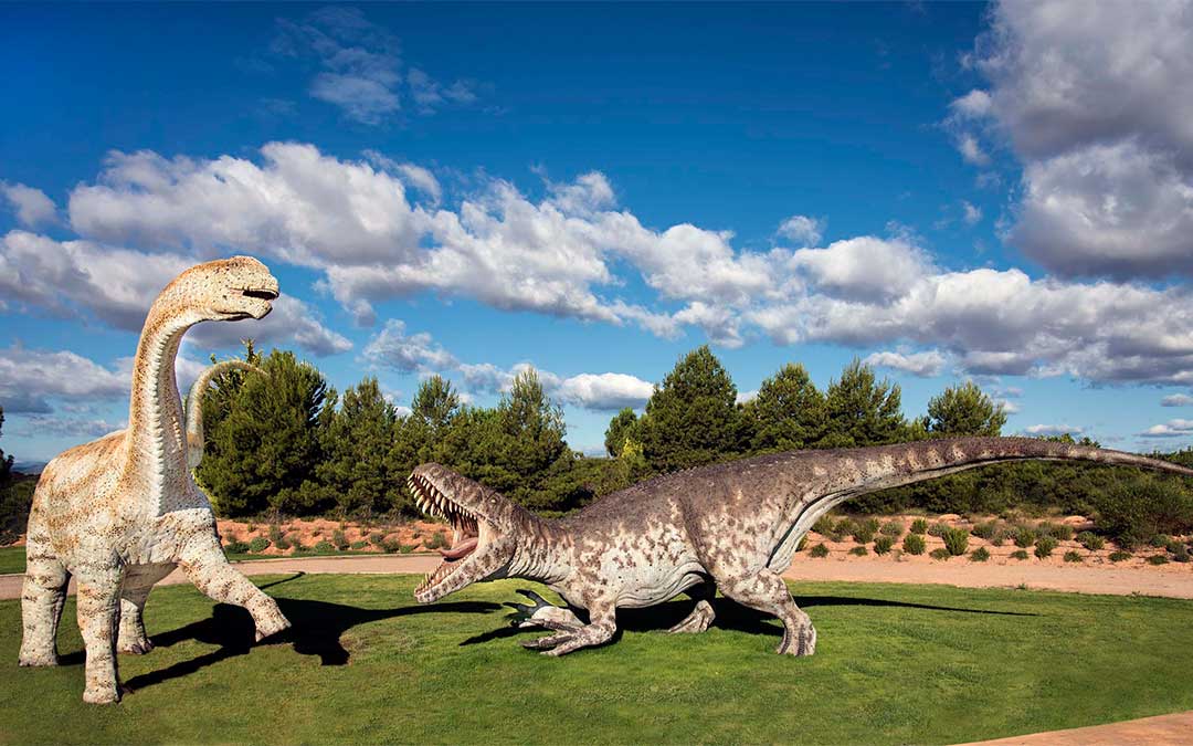 Dinosaurios en el parque temático de Dinópolis.