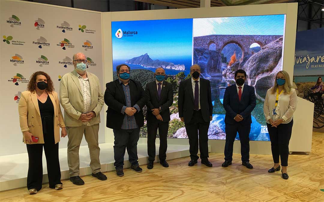 El presidente Rando, el diputado Piñeiro y el conseller de Turismo de Mallorca, Andreu Serra, junto a los coordinadores de las respectivas Film Commission./ DPT