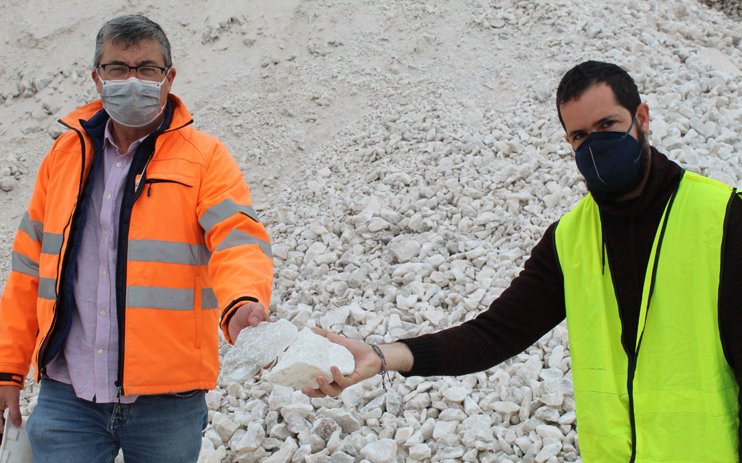 Héctor Gil (derecha) y el ingeniero Emilio Querol, a los pies de un montón de descartes en forma de grava que salen de La Puebla para usos industriales. / B. Severino