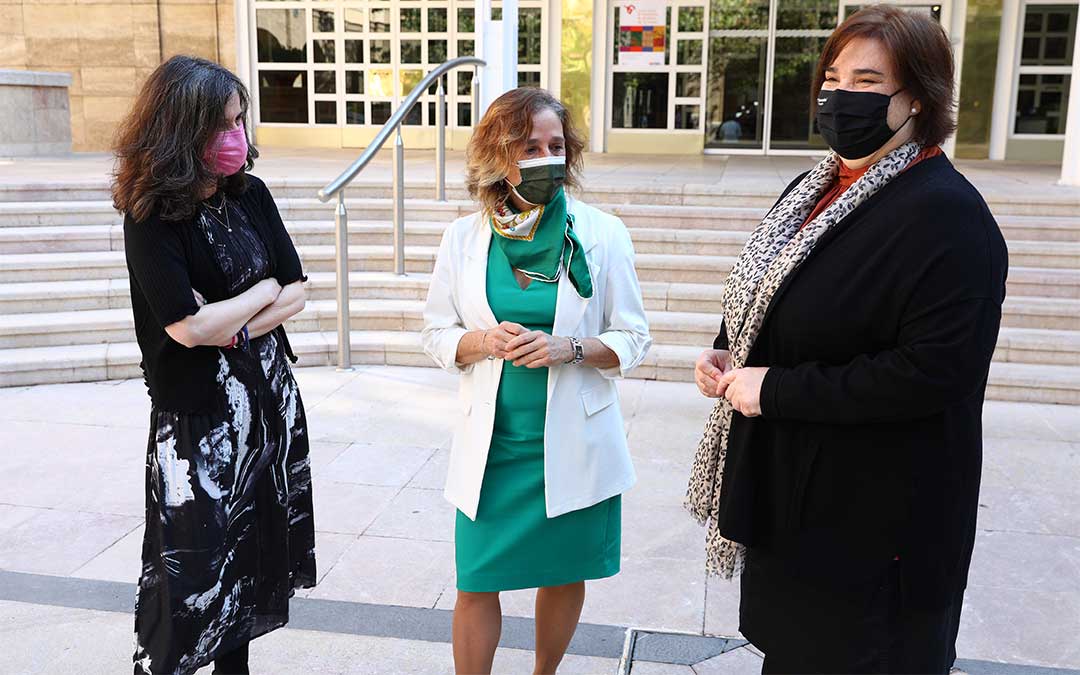 A la izquierda, Rosa Duarte; Miriam Ferrer en el centro y, a la derecha, Mari Luz Hernández./ DGA