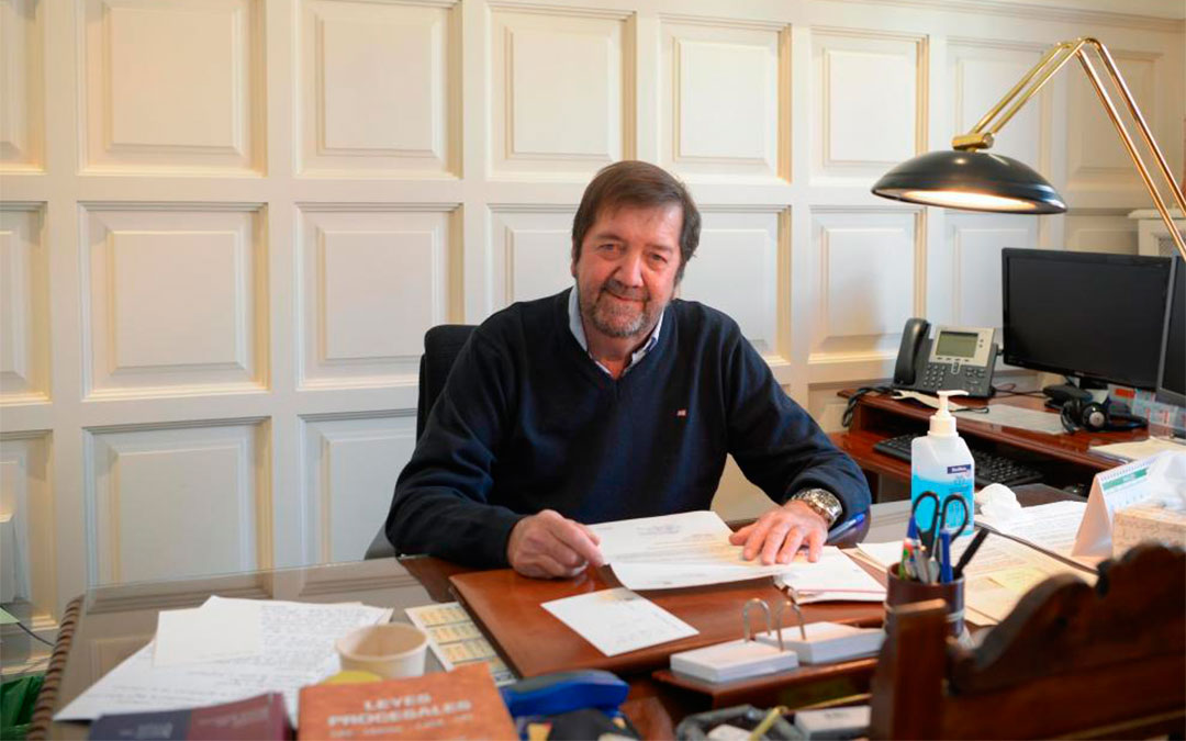 Fermín Hernández, presidente de la Audiencia de Teruel, en su despacho./ Jorge Escudero