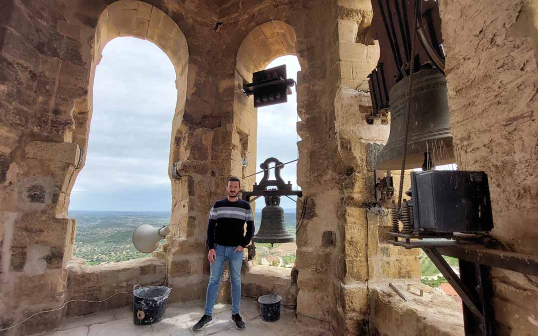 El alcalde de La Fresneda, Frederic Fontanet, muestra el interior del campanario junto a las campanas y la matraca recién restaurada. J.L