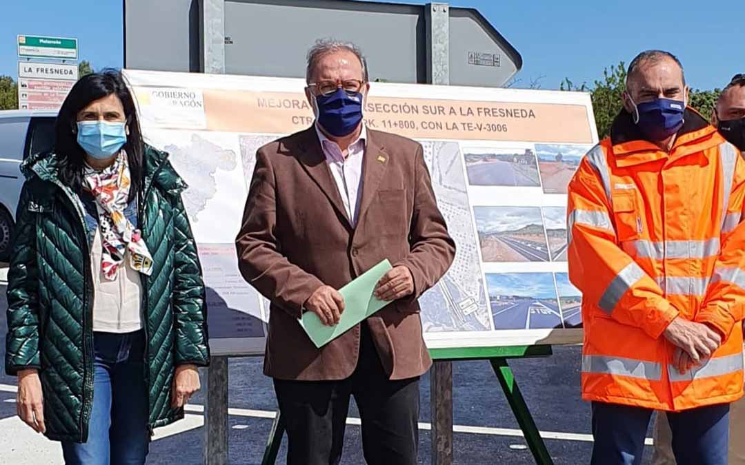 El Director General de Carreteras, Bizén Fuster, junto a la diputada de Chunta Aragonesista, Isabel Lasobras, y el Director Provincial de Vertebración del Territorio, Ignacio Belanche. L.C.