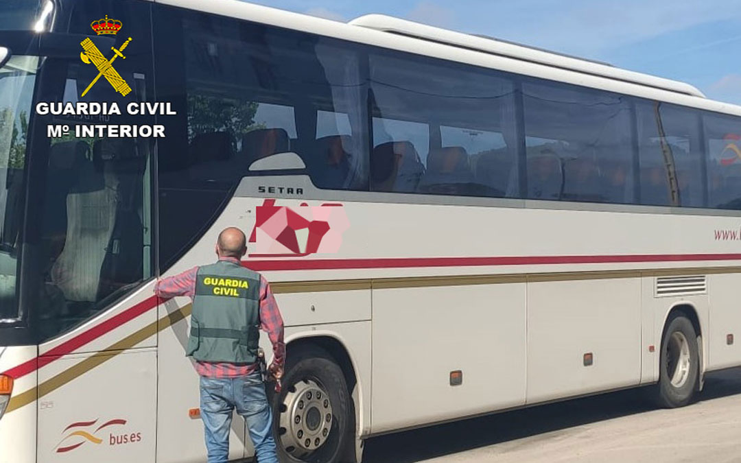 Uno de los autobuses que fueron objetivo de los vándalos. / Guardia Civil