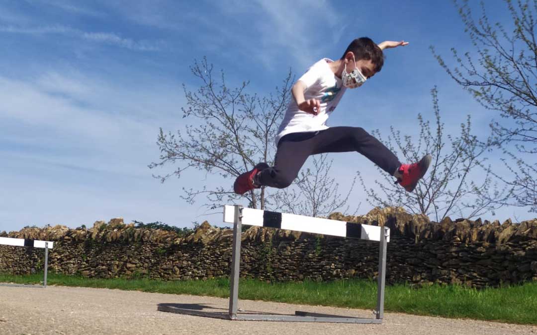 Uno de los niños participantes en la gymcana deportiva en la modalidad de salto de vallas. Foto: Comarca Maestrazgo