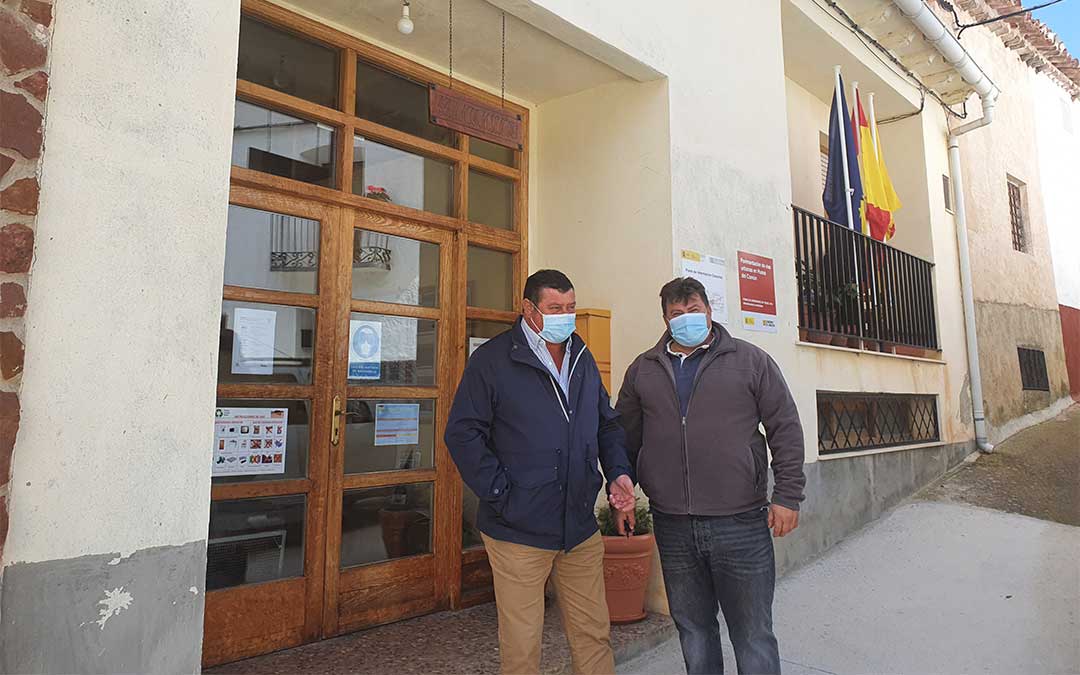 José Sancho con el alcalde de Huesa del Común, Jerónimo Gracia./ DPT