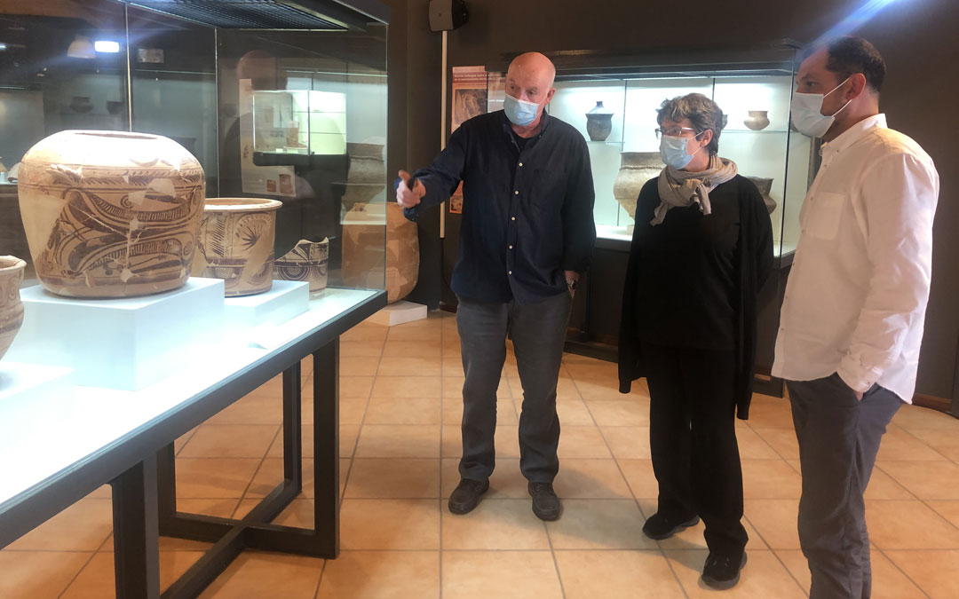 El nuevo presidente del Consorcio Patrimonio Ibérico de Aragón, Santiago Martínez; la directora de Patrimonio Cultural de DGA, Marisancho Manjón; y el presidente del Taller de Arqueología, José Antonio Benavente, este jueves