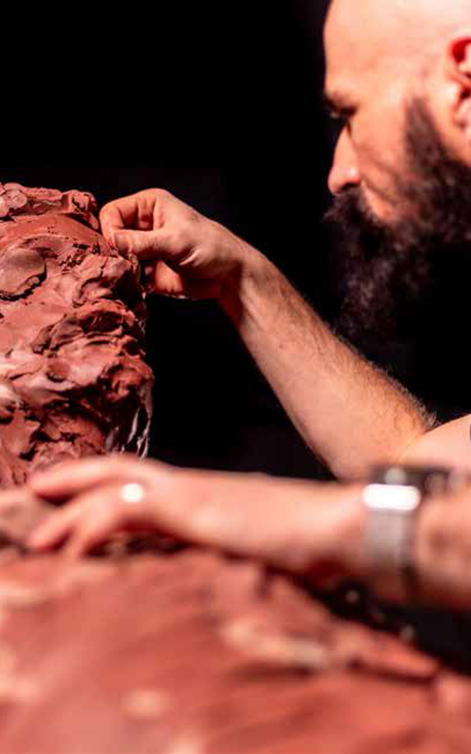 Proceso de escultura en terracota. / Ayo Cabrera
