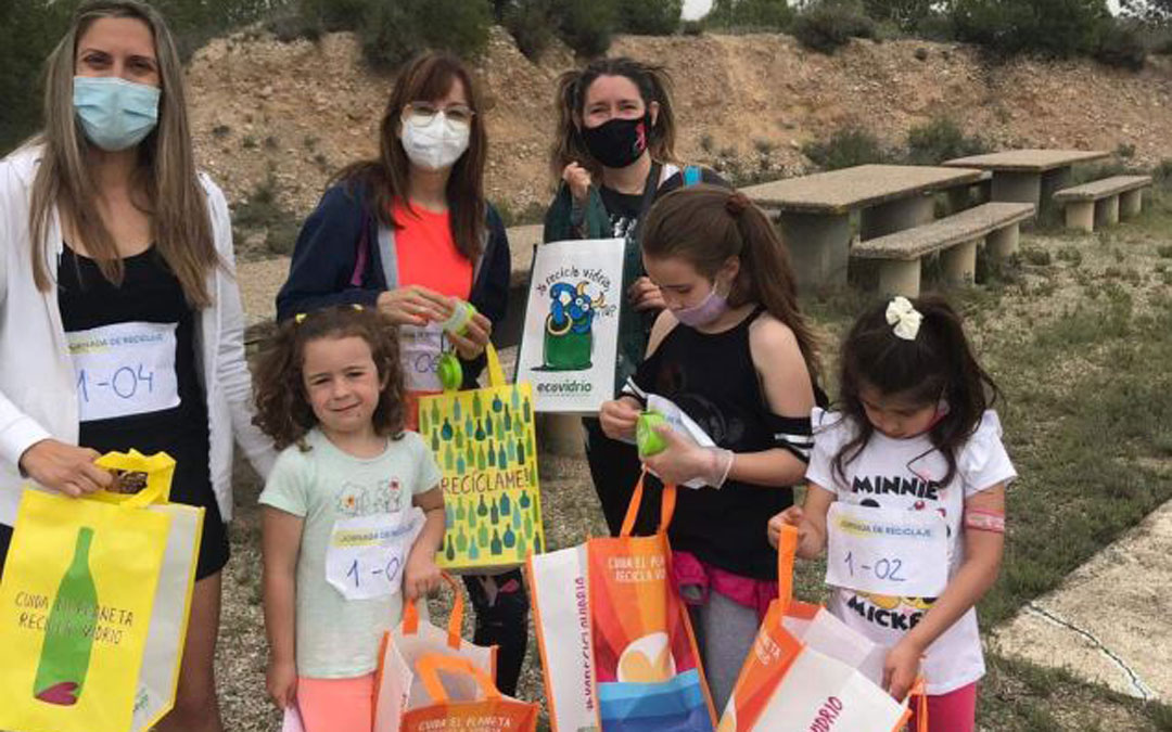 Jornada de reciclaje en el entorno de El Montecico en La Puebla. / Comarca del Bajo Martín