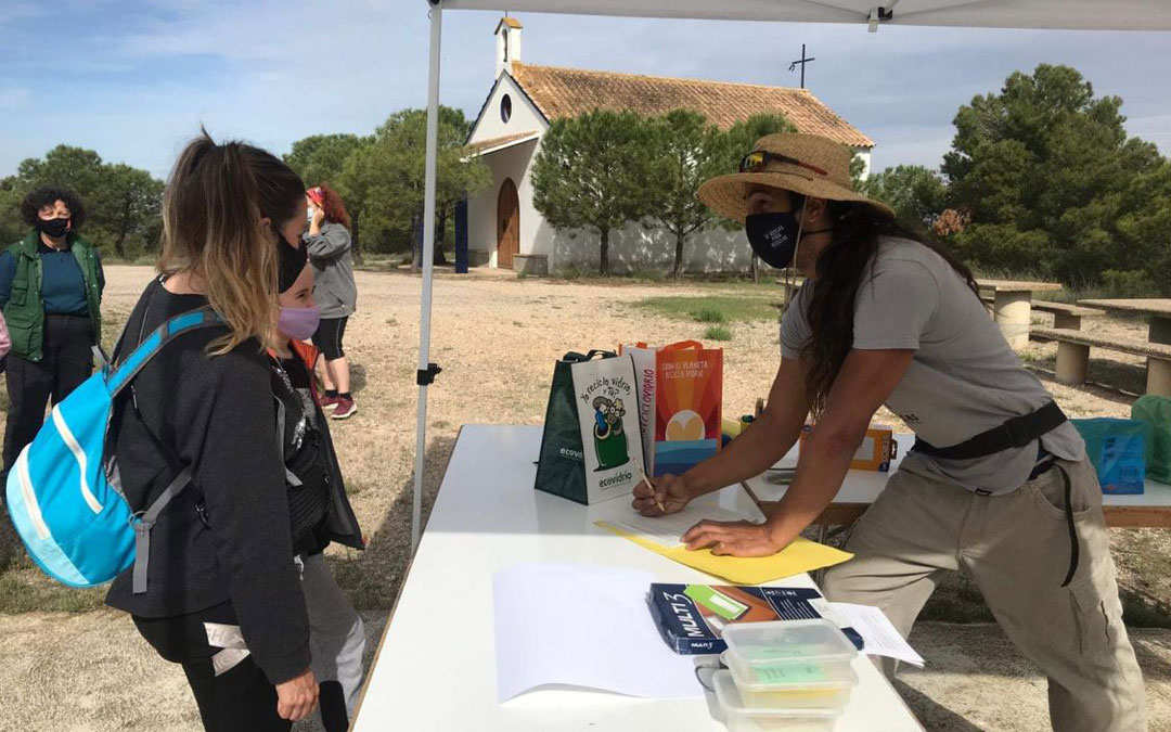 Jornada de reciclaje en el entorno de El Montecico en La Puebla. / Comarca del Bajo Martín