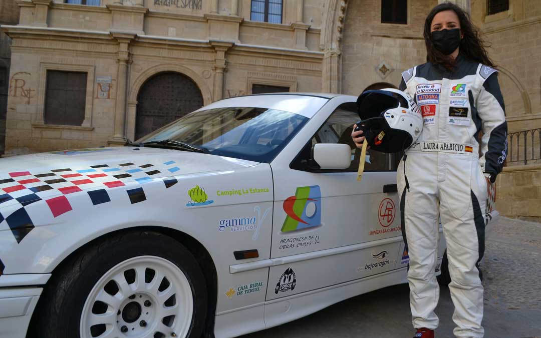 Laura Aparicio con su BMW en el día de la presentación. Foto: J.V.