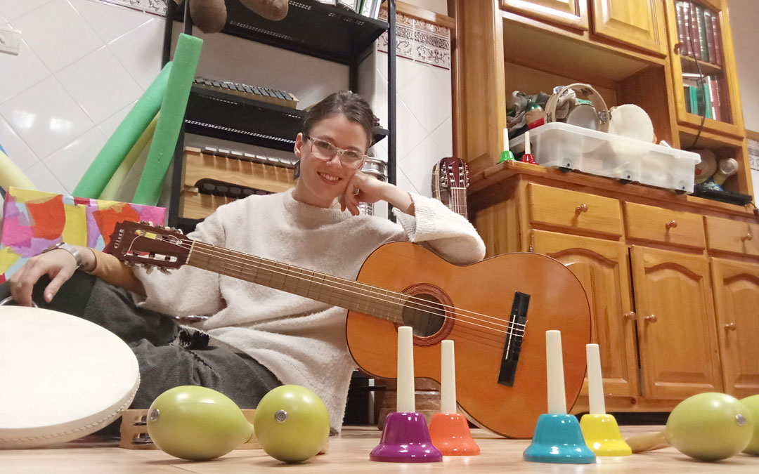 Loreto Caso Gracia se especializó en violonchelo en el Conservatorio de Alcañiz y desde 2014 dedica su vida a la musicoterapia con personas de todas las edades y necesidades y le apasiona. / Archivo personal