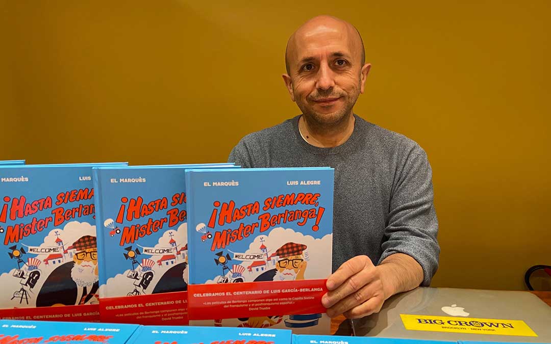 Luis Alegre posa con su libro '¡Hasta siempre, Mr. Berlanga!' en el hall del Teatro Municipal de Alcañiz./ Alicia Martín