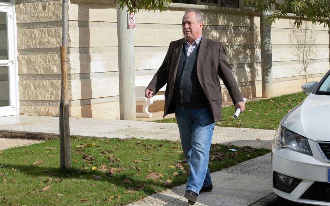 Luis Fernando Marín, dirigiéndose al Juzgado de Calamocha para prestar declaración por la denuncia./Jorge Escudero HERALDO