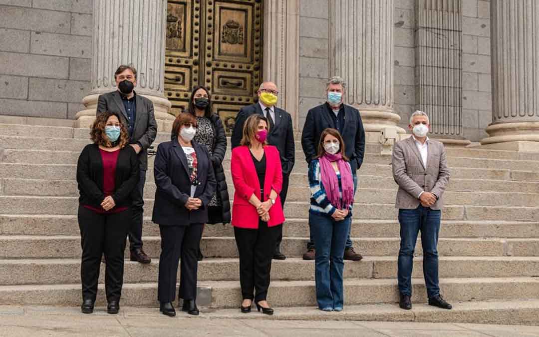 Diputados de la Comisión de Transición Ecológica y Reto Demográfico con la Vicepresidenta Teresa Ribera, en la puerta del Congreso. / TERUEL EXISTE