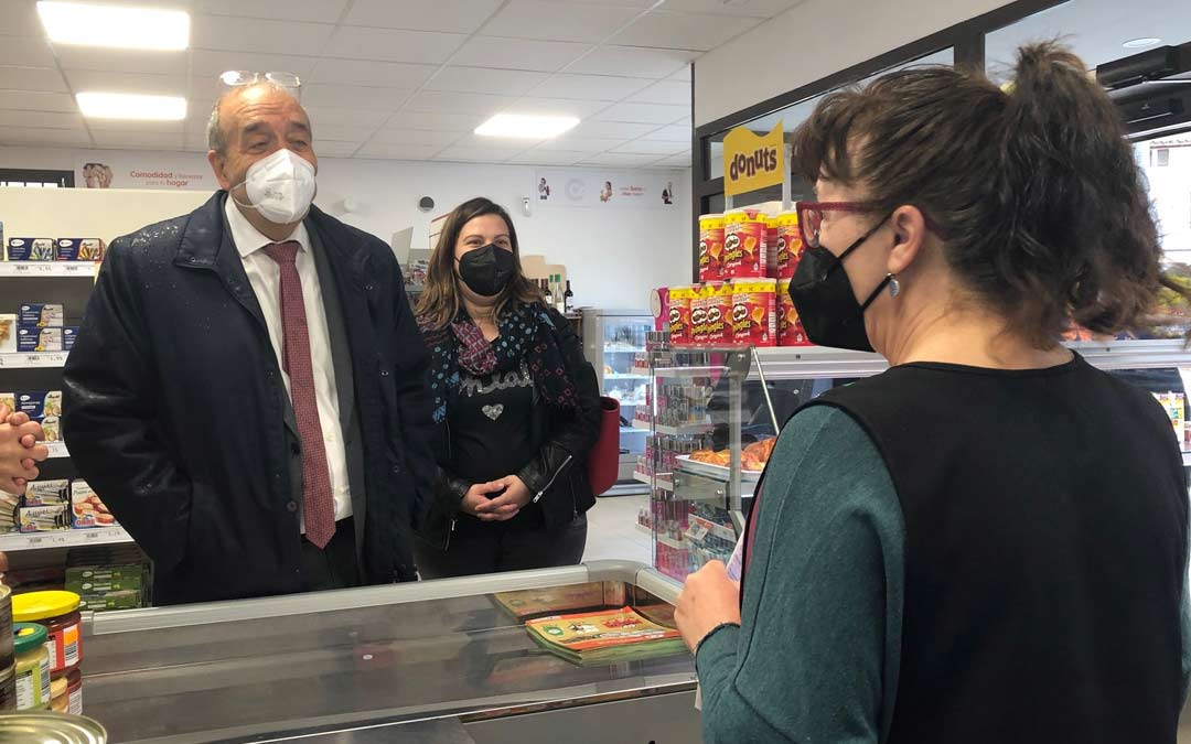 El presidente Manuel Rando y la diputada María Ariño en una vista al multiservicio rural de Torrevelilla./DPT