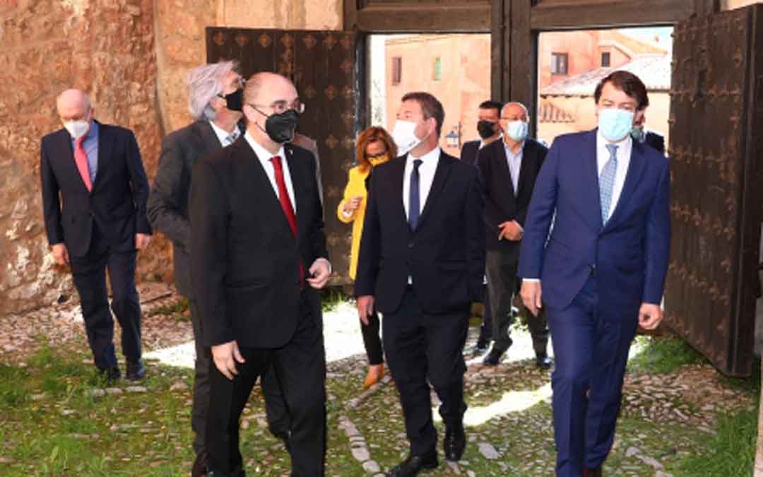 Los tres presidentes en su visita por Albarracín. / ARAGON HOY