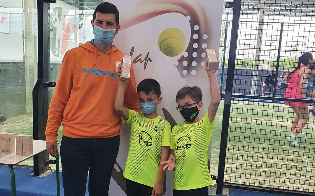 Los alcañizanos con los trofeos conquistados en Zaragoza. Foto: S.S.