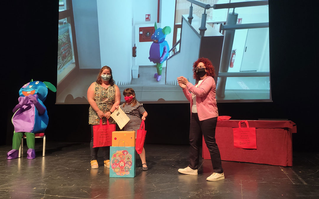 Paula Muñoz recibiendo su premio. /AYTO. ANDORRA