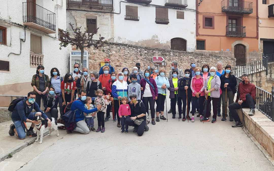 En torno a 45 personas han participado en la marcha por la Igualdad de Peñarroya de Tastavins. Ayto. Peñarroya.