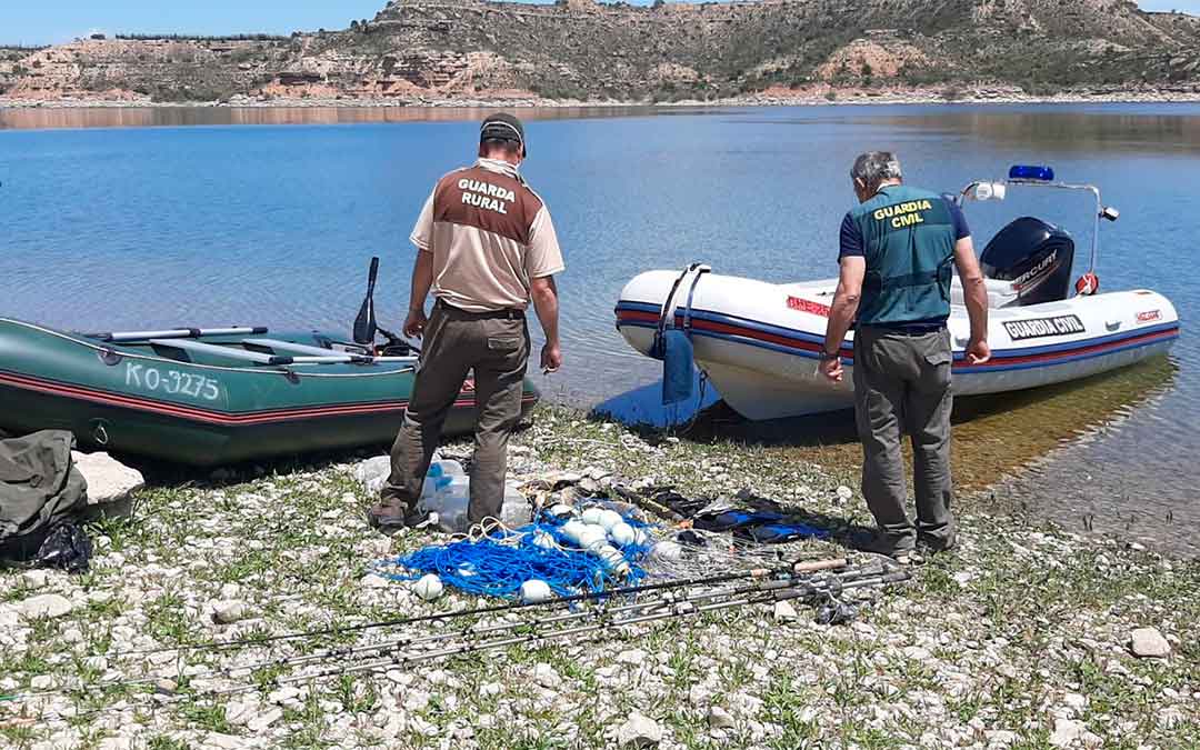 Embarcaciones y material de pesca localizado por la Guardia Civil en el embalse de Mequinenza./ Guardia Civil