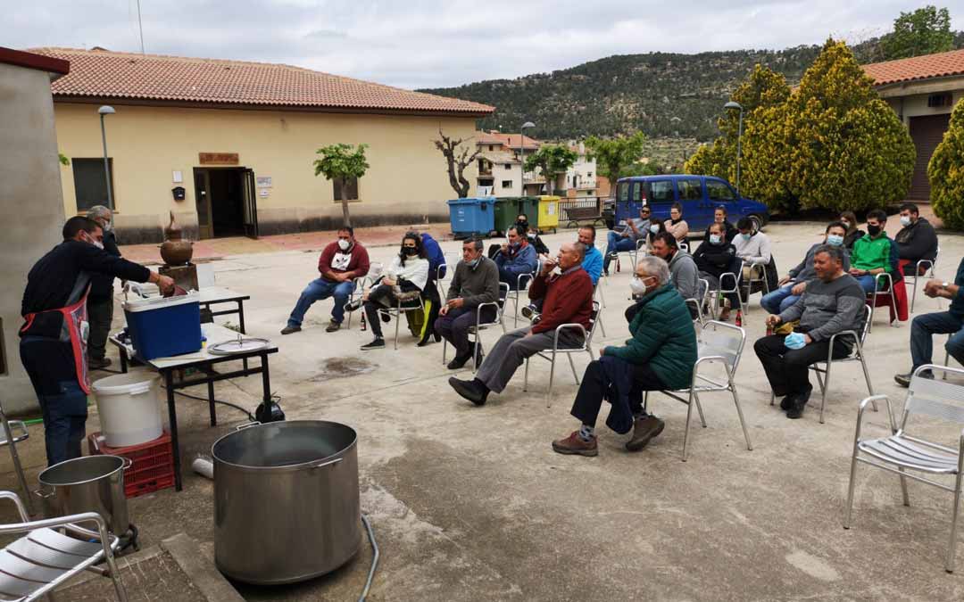 Los vecinos pudieron disfrutar de un taller de elaboración de cerveza. L.C.