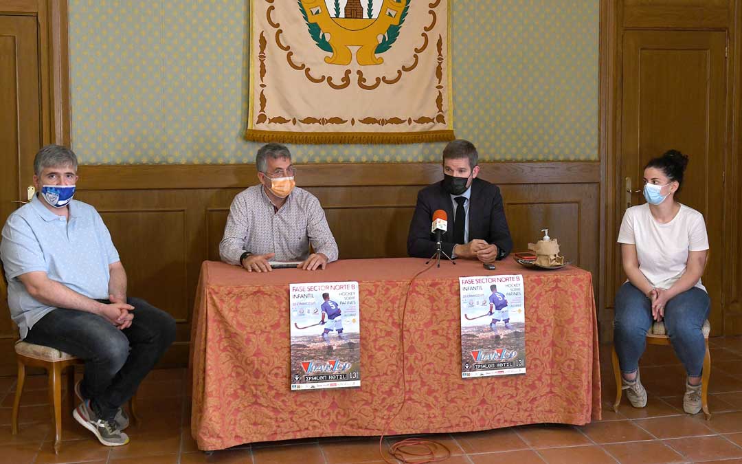 La presentación del torneo ha tenido lugar en la sala de cuadros del consistorio alcañizano. Foto. J.P.