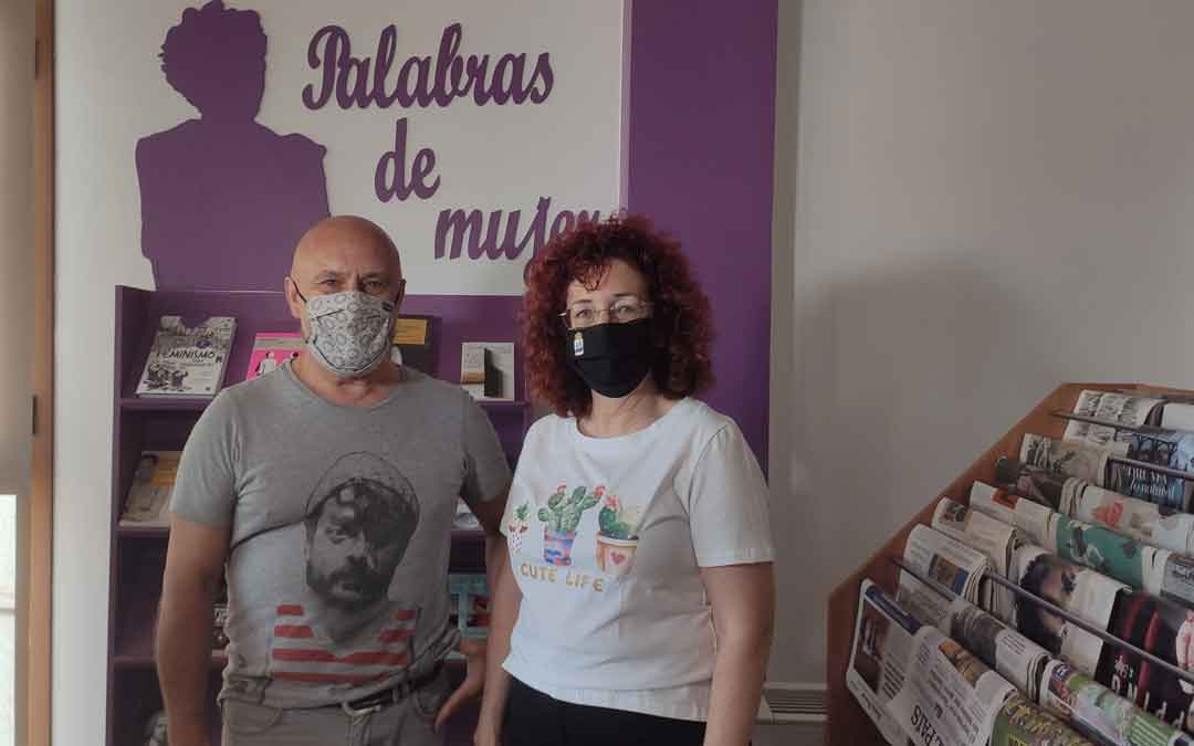 Paco y Margarita en el punto violeta de la biblioteca. / AYTO. ANDORRA